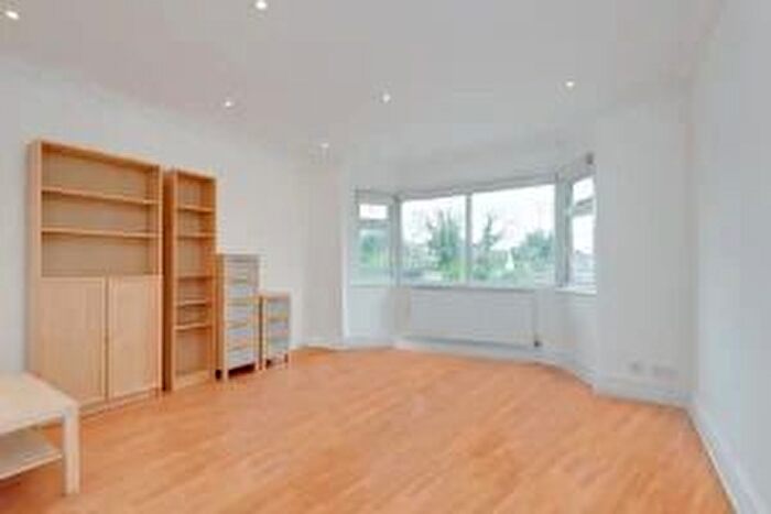 2 Bedroom Maisonette To Rent In Finchley Road, London, NW11