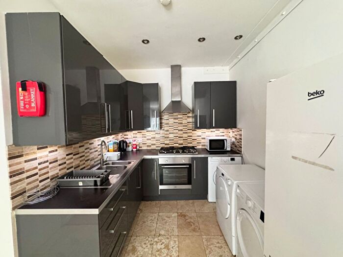 5 Bedroom Flat To Rent In Burdett Road, London, E3