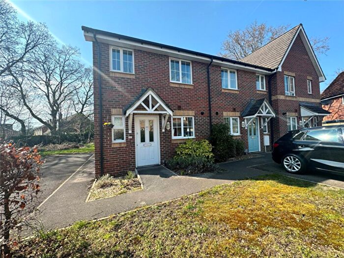 2 Bedroom End Of Terrace House For Sale In Maple Avenue, Farnborough, Hampshire, GU14