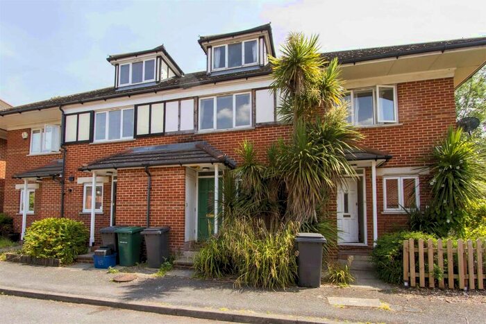 4 Bedroom Terraced House To Rent In Alwyn Gardens, Hendon, London, NW4