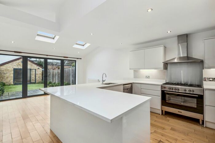 4 Bedroom Property To Rent In Evelyn Road, Chiswick Park, W4