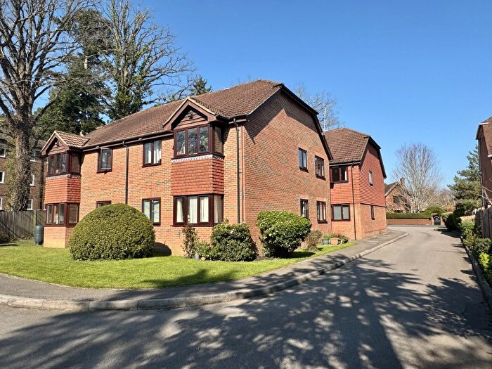 2 Bedroom Flat For Sale In Kingswood Court, Fleet, GU51