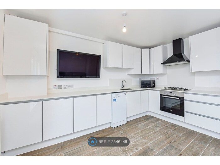 4 Bedroom Maisonette To Rent In Ramsfort House, London, SE16