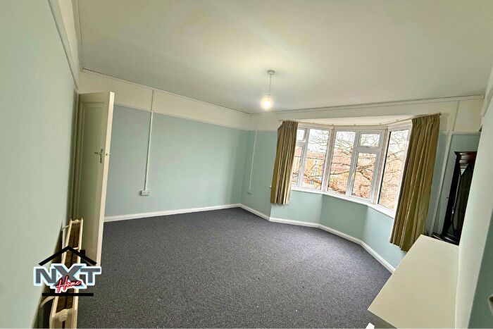 2 Bedroom Flat To Rent In Hainault Road, London, E11