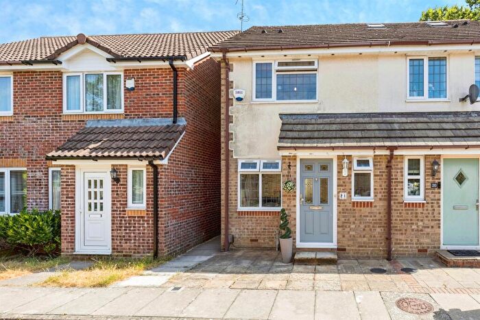2 Bedroom End Of Terrace House For Sale In Vancouver Drive, Crawley, RH11