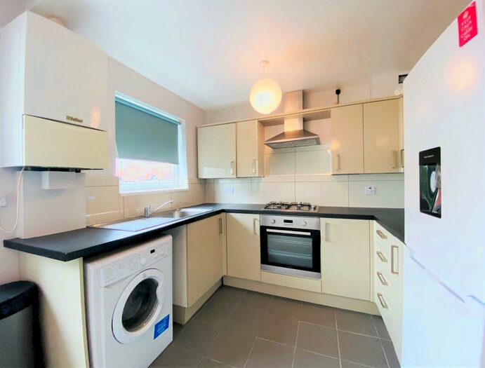 2 Bedroom Flat To Rent In Central Road, Worcester Park, KT4