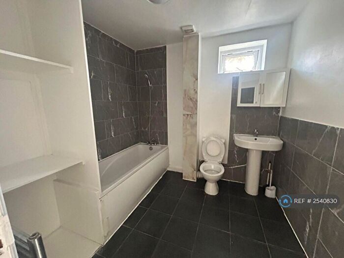 8 Bedroom Semi-Detached House To Rent In Aldborough Spur, Slough, SL1