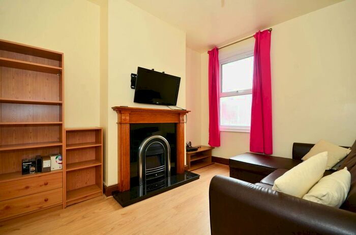 4 Bedroom Detached House To Rent In Idmiston Road, Stratford, London, E15