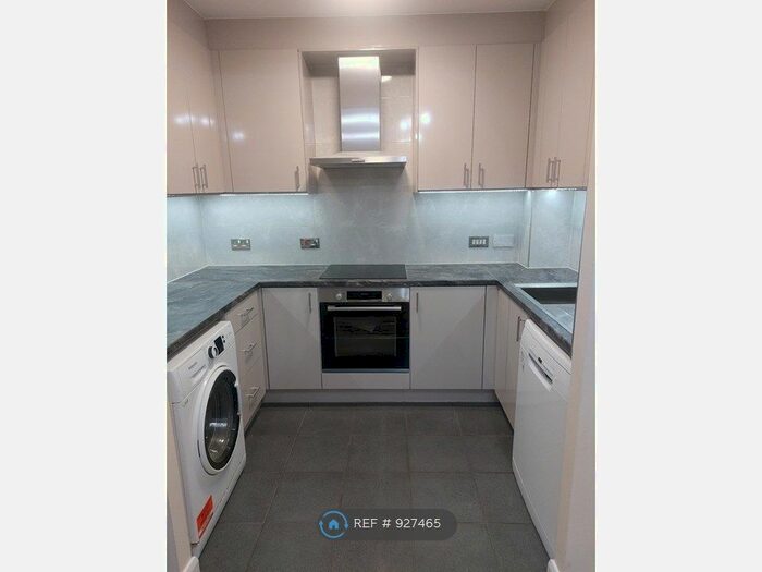 2 Bedroom Flat To Rent In Aspects Court, Slough, SL1