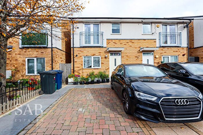 3 Bedroom Semi Detached House To Rent In Founders Close, Northolt, UB5