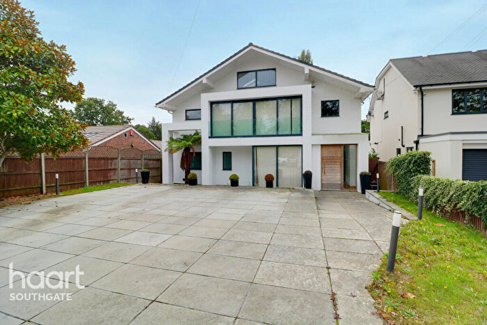 5 Bedroom Detached House For Sale In Barnet Gate Lane, Barnet, EN5