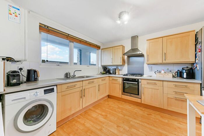 3 Bedroom Flat To Rent In East Hill, Battersea, SW18