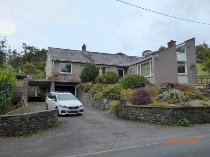 3 Bedroom Detached Bungalow To Rent In Bronwydd Road, Carmarthen, SA31