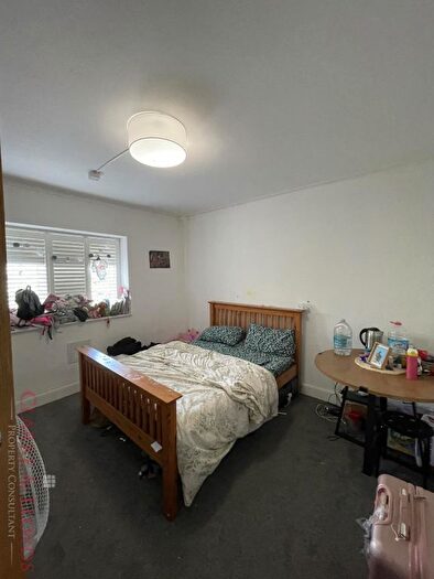 2 Bedroom Flat To Rent In The Drive, London, E18