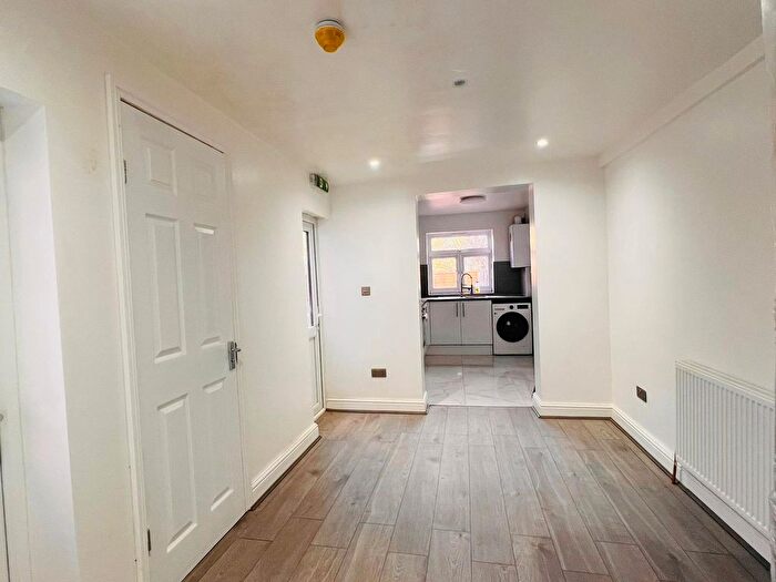 6 Bedroom Terraced House To Rent In Glenny Road, Barking, IG11