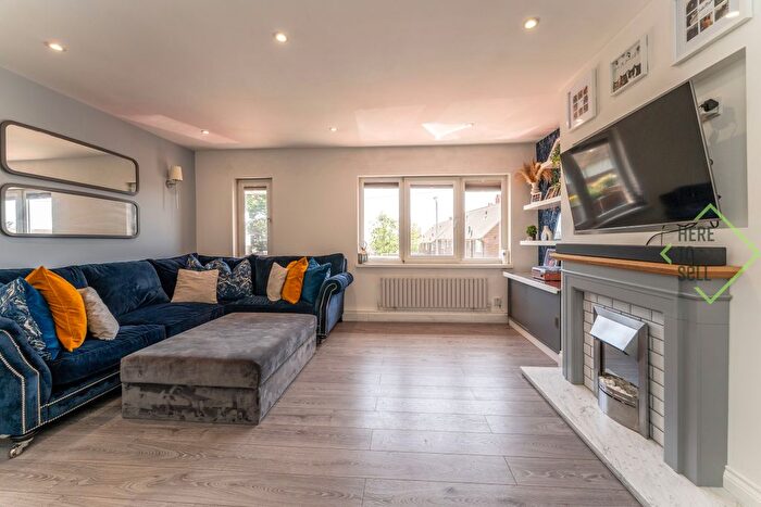 2 Bedroom Maisonette For Sale In Chelmsford Avenue, Romford, RM5