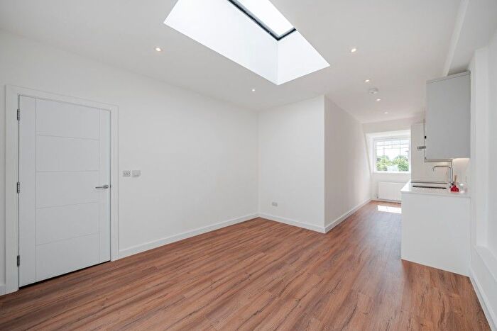1 Bedroom Flat To Rent In Bank Chambers, Woking, Surrey, GU21