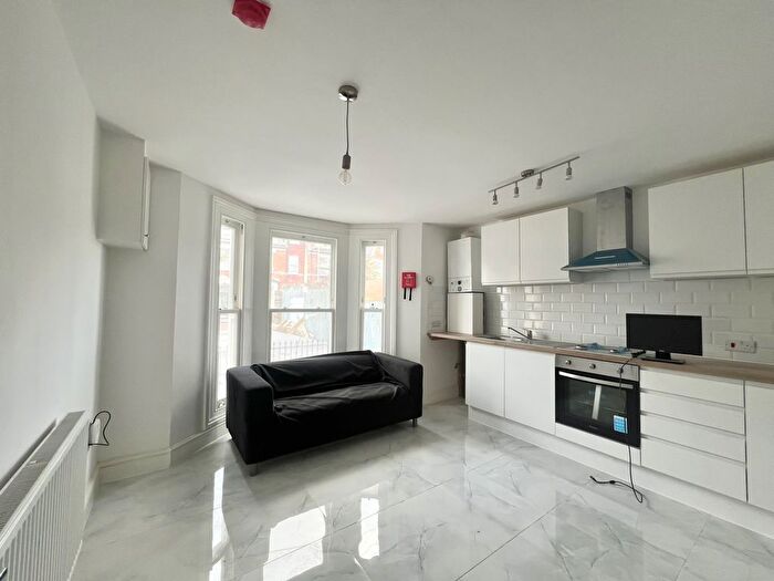 1 Bedroom Flat To Rent In Longley Road, SW17