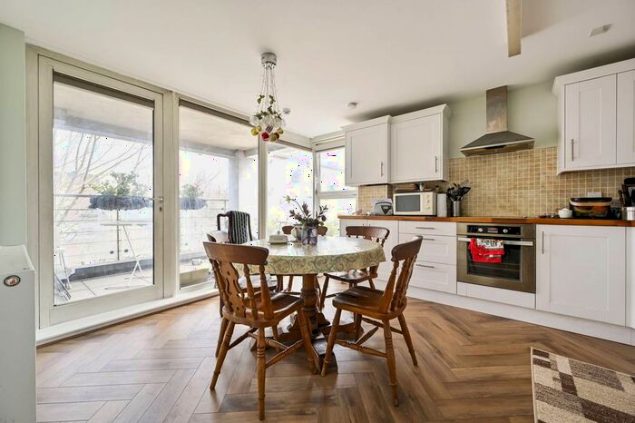 2 Bedroom Flat To Rent In Warwick Road, Kensington, London, W14