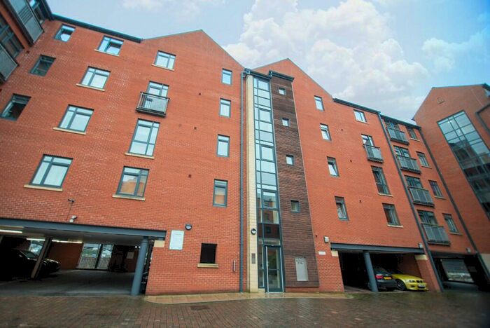 2 Bedroom Flat To Rent In High Street, Hull, East Riding Of Yorkshire, HU1