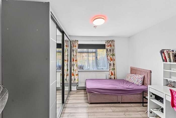 2 Bedroom Flat For Sale In Bishopsford Road, Morden, SM4