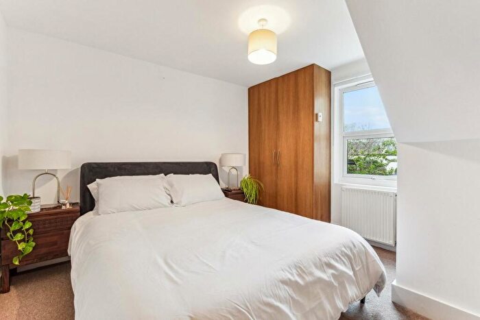 2 Bedroom Flat For Sale In Falcon Road, Battersea, SW11