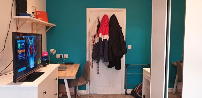 1 Bedroom Flat To Rent In Flat, Monks Road, - Bed, LN2
