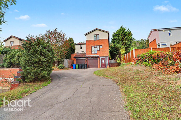 4 Bedroom Detached House For Sale In Hillcrest View, Basildon, SS16