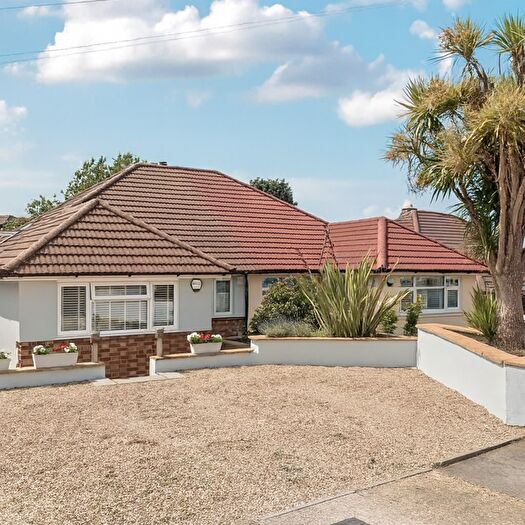 3 Bedroom Semi-detached Bungalow To Rent In Axtaine Road, Orpington, BR5