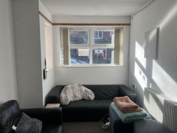 6 Bedroom Semi-Detached House To Rent In Derby Grove: Bedroom Student House, NG7