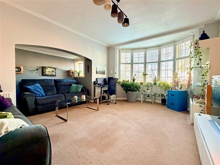 1 Bedroom Flat For Sale In Cavendish Road, Redhill, Surrey, RH1