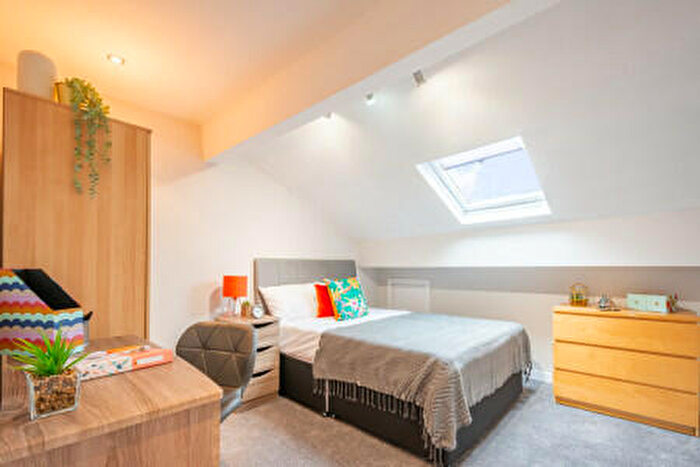 2 Bedroom Flat To Rent In Burley Road, Leeds, LS4