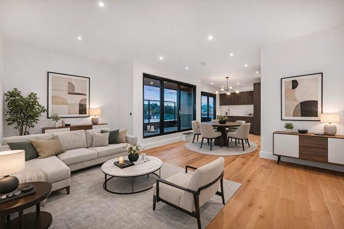 2 Bedroom Flat For Sale In Whitehall Road, North Chingford, E4