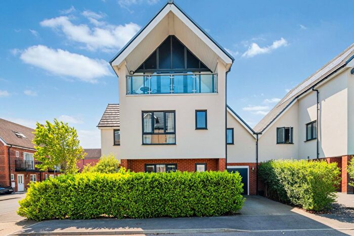 4 Bedroom Link Detached House For Sale In Carrolls Way, Oxted, RH8
