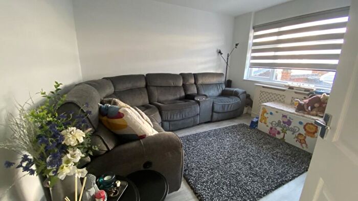 5 Bedroom Terraced House To Rent In Lynwood Drive, Romford, Havering, RM5