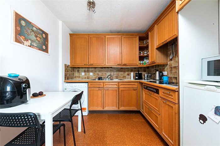 Flat To Rent In Waterloo Gardens, Milner Square, N1