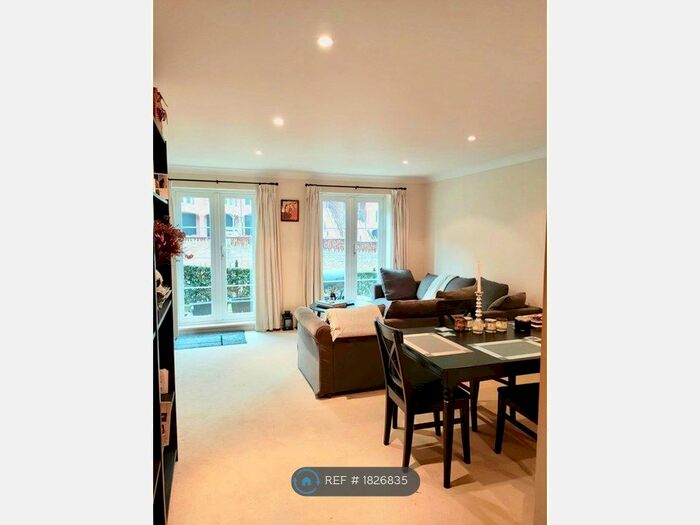 2 Bedroom Flat To Rent In Baden Powell Court, Godalming, GU7