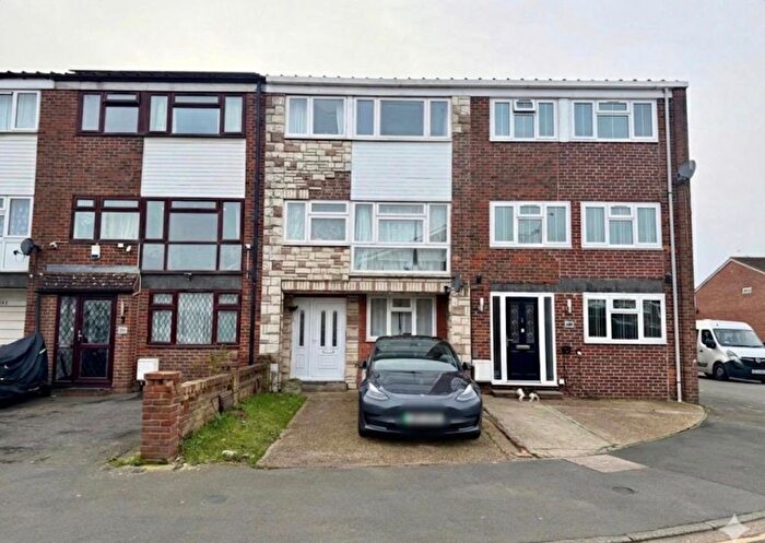 4 Bedroom Town House For Sale In Spackmans Way, Slough, SL1