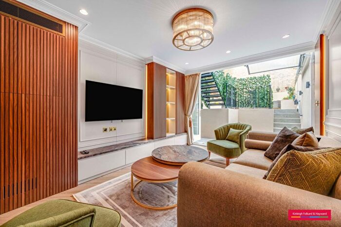 2 Bedroom Flat To Rent In Royal Crescent, Holland Park, London, W11