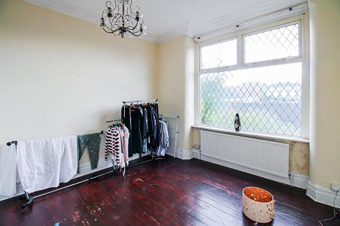 3 Bedroom End Terrace House For Sale In Hawthorne Terrace, Wakefield, WF2