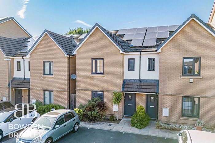 3 Bedroom Semi Detached House For Sale In Reservoir Way, Ilford, IG6