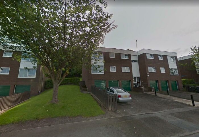 2 Bedroom Flat To Rent In Round Wood Avenue, Huddersfield, West Yorkshire, HD5