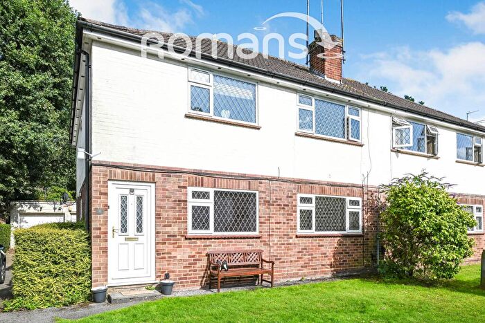 2 Bedroom Flat To Rent In Lyon Road, Crowthorne, RG45