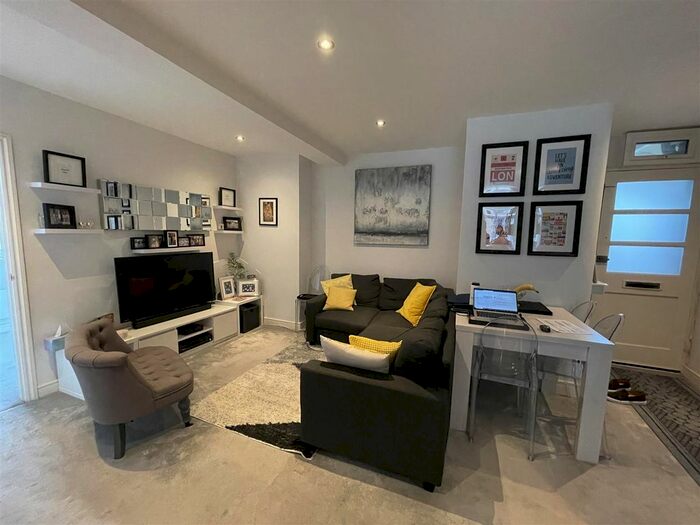 2 Bedroom Flat To Rent In Goldhawk Road, London, W12