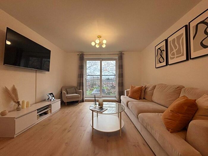 2 Bedroom Flat To Rent In Cameron Crescent, Edgware, HA8
