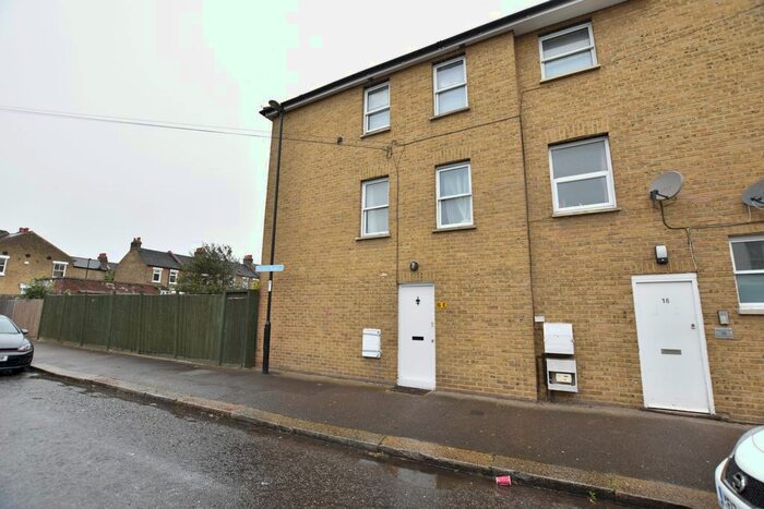 2 Bedroom Flat To Rent In Rutland Park, Catford, SE6