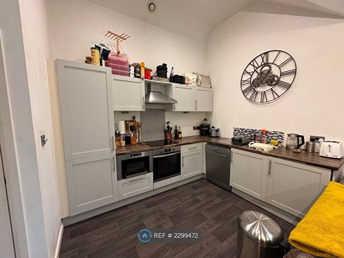2 Bedroom Flat To Rent In The Green, Bingley, BD16