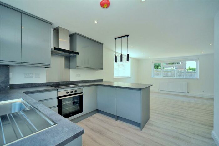2 Bedroom Ground Flat To Rent In Ardrossan Gardens, Worcester Park, Surrey, KT4