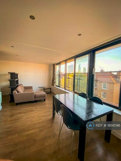 Studio To Rent In Carillon Court, London, E1