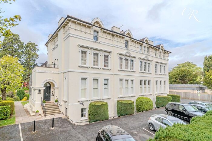 2 Bedroom Flat For Sale In Lindholme, The Park, GL50